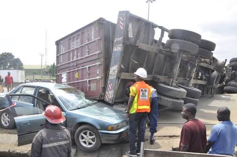 ‎Two die as 20-ft container falls on bus