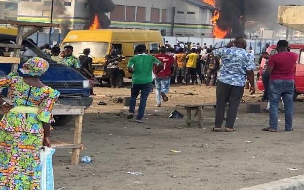 #EndSARS: Layeni, Pako police stations set ablaze in Lagos