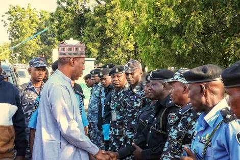 Zulum rewards soldiers’ gallantry with Christmas package