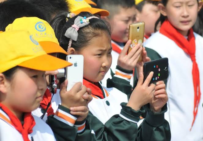 China bans use of mobile phones in classrooms‎